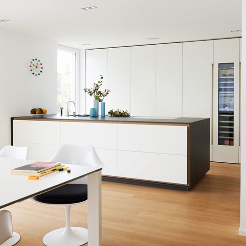 Moderne Küche - House Schweinfurt - eggersmann küchen GmbH & Co. KG - Holz / Stein / Kochinsel