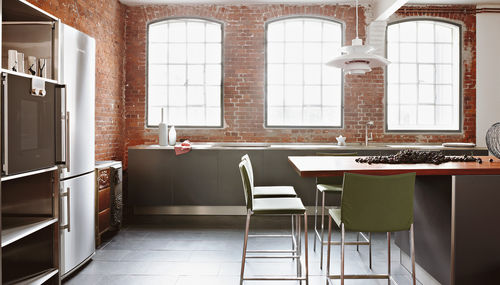 Moderne Küche - Loft Hamburg - eggersmann küchen GmbH & Co. KG - Kirschbaum / Edelstahl / Laminat