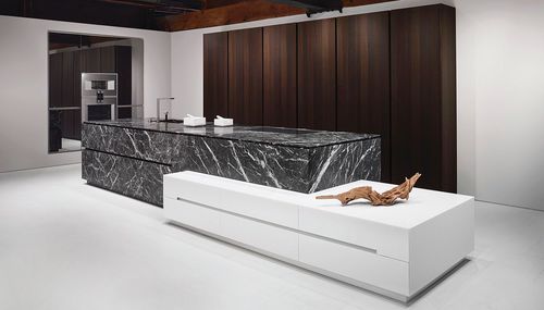 Moderne Küche - Grigio Carnico - eggersmann küchen GmbH & Co. KG - Eiche / Kalkstein / Corian®
