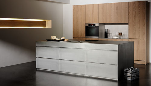 Moderne Küche - silverTouch - eggersmann küchen GmbH & Co. KG - Holzfurnier / Eiche / Edelstahl
