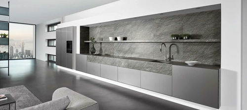 Moderne Küche - E3.0 - eggersmann küchen GmbH & Co. KG - Quarzit / anodisiertes Aluminium / Versteckte