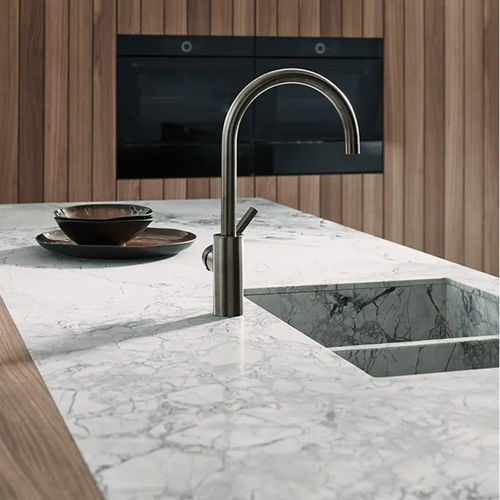 Moderne Küche - E3.0 - eggersmann küchen GmbH & Co. KG - Nussbaum / Quarzit / Stahl