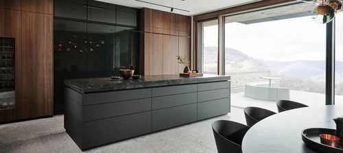 Moderne Küche - E3.0 - eggersmann küchen GmbH & Co. KG - Holzfurnier / Nussbaum / Quarzit