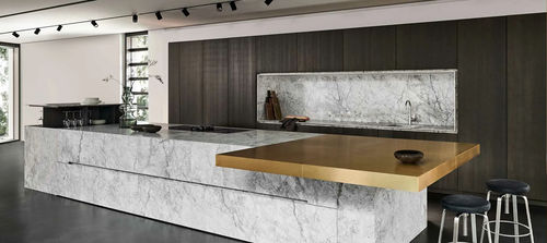 Moderne Küche - Bianco Nuvola - eggersmann küchen GmbH & Co. KG - Holzfurnier / Esche / Quarzit