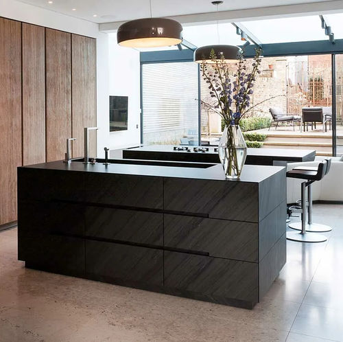 Moderne Küche - Penthouse London - eggersmann küchen GmbH & Co. KG - Eiche / Schiefer / Kochinsel