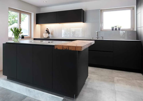 Moderne Küche - House Heidenheim - eggersmann küchen GmbH & Co. KG - Edelstahl / Laminat / Kochinsel