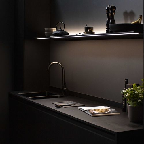 Wandmontiertes Regal - PRODFAM_SHELF - NOVY N.V. - modern / Stahl / maßgefertigt