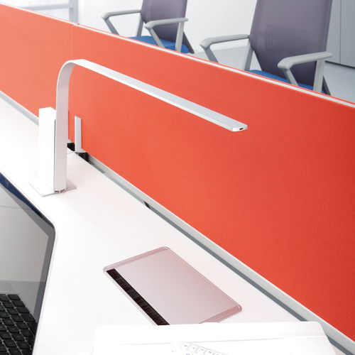 Tisch-Bürotrennwand - UNIVERSAL - Haworth Europe - Glas / Laminat / Plexiglas®