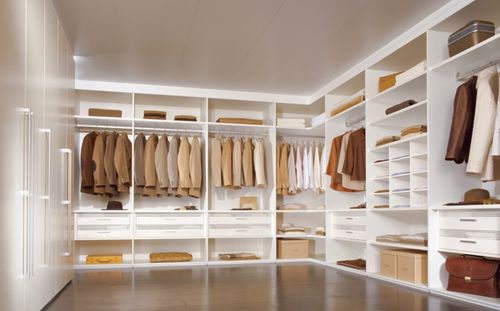 Begehbarer Kleiderschrank / Eck - Rüttimann AG - Holz