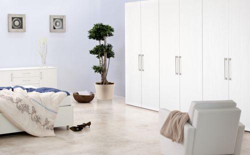 Moderner Kleiderschrank - VALBELLA - Rüttimann AG - Holz / mit Schwingtür