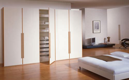 Moderner Kleiderschrank - AMBRI - Rüttimann AG - Holz / mit Schwingtür