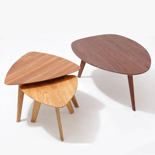 Moderner Couchtisch - FINN - sixay furniture - Eiche / Nussbaum / Massivholz