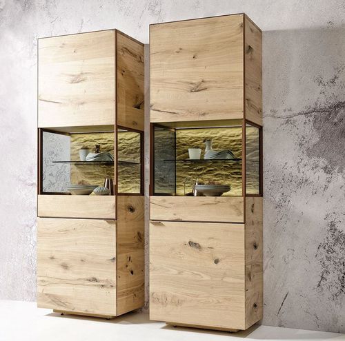 Moderne Vitrine - V-Cube - Voglauer Möbelwerk Gschwandtner & Zwilling GmbH & Co. KG - Eiche / Metall / beleuchtet
