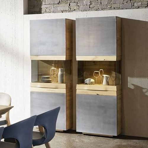 Moderne Vitrine - V-Organo OV64A series - Voglauer Möbelwerk Gschwandtner & Zwilling GmbH & Co. KG - Eiche / Eisen / mit integrierter Beleuchtung