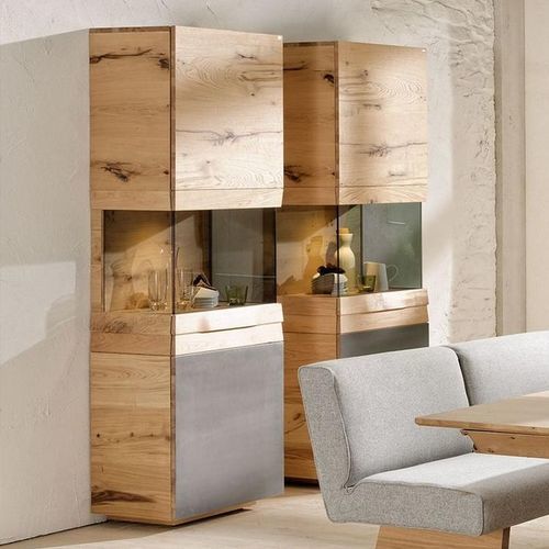 Moderne Vitrine - V-Organo - Voglauer Möbelwerk Gschwandtner & Zwilling GmbH & Co. KG - Eiche / Eisen / mit integrierter Beleuchtung