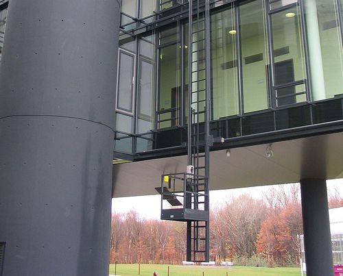 Motorisierte Steigleiter mit Rückenschutz - Cleaning  - GEDA GmbH - Metall