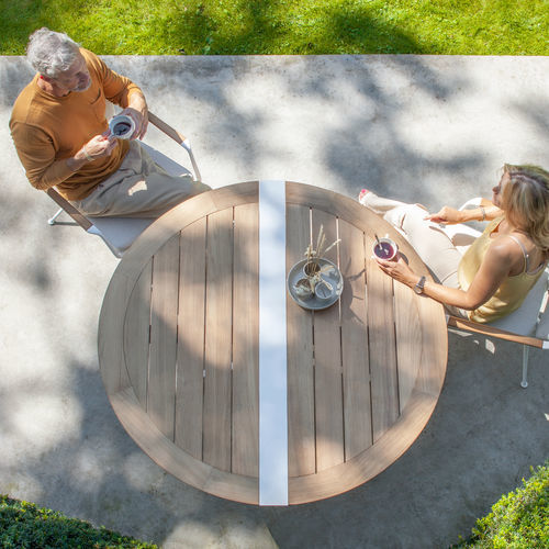 Moderner Esstisch - TRAVERSE - Royal Botania - Teakholz / Gestell aus Aluminium / rund