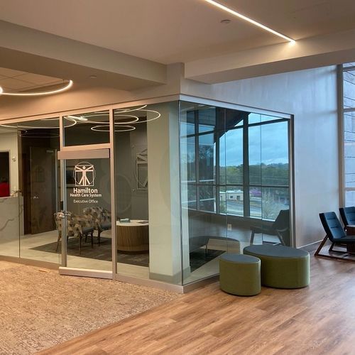 Festinstallierte Trennwand - LIGHTLINE - KI - mit Glasfront / Aluminium / für professionellen Einsatz