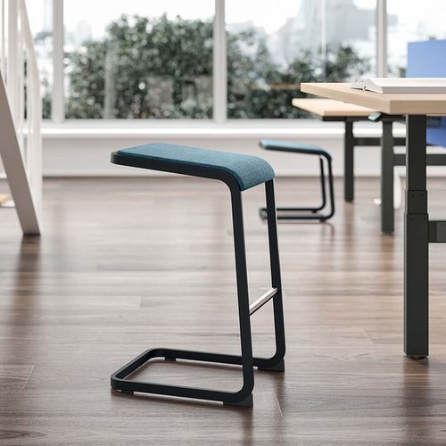 Moderner Arbeitshocker - C- - Quadrifoglio Sistemi d'Arredo - Stoff / Gestell aus pulverbeschichtetem Stahl / mit Überhang