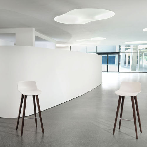 Moderner Barhocker - CIRCO - DAVIS - Kunststoff / Gestell aus Buche / mit Fußstütze