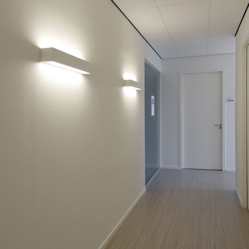 Moderne Wandleuchte - ZENDER - Atomis - für den Innenraum / Aluminium / Stahl