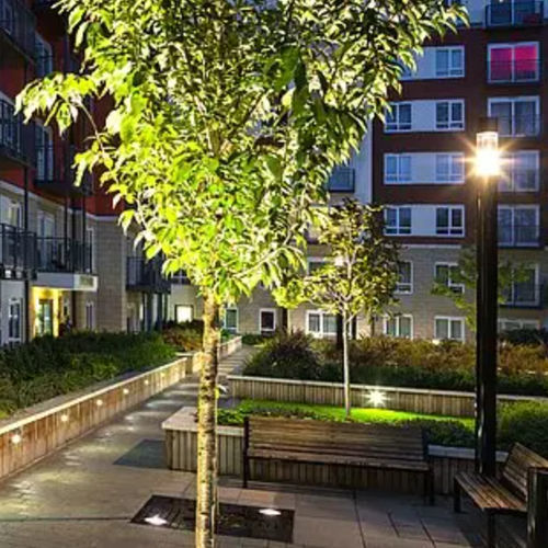 Moderne Bank für den öffentlichen Raum - CORVUS - Hess GmbH Licht + Form - Aluminiumguss / Esche / aus Ökolabel-Robinie