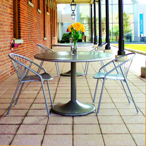 Moderner Bistrotisch - landscapeforms - Metall / Acryl / Harz