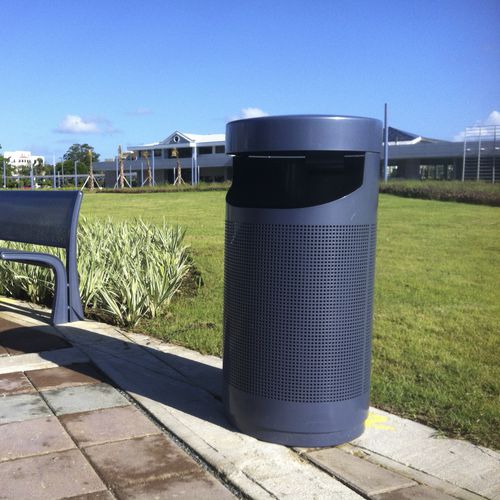 Park-Abfallbehälter - PETOSKEY - landscapeforms - Metall / mit integriertem Aschenbecher / mit Deckel