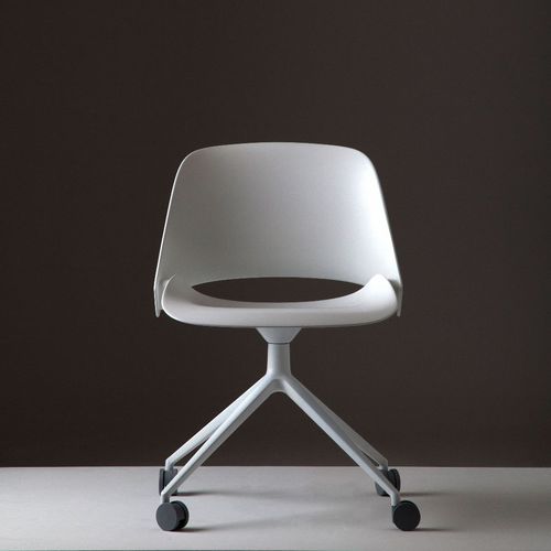 Moderner Bürostuhl - TREA - Humanscale - Metall / mit Überhang / mit Rollen