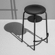 moderner Hocker / Holz / Gestell aus Metall / rund
