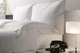 Doppelbett / modern / mit integriertem Nachttisch / Holz