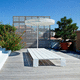 moderne Gartenbank / aus lackiertem Stahl / extrudiertes Aluminium / ohne Rückenlehne