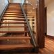 gerade Treppe / Holzstufen / mit Stahlstruktur / modern