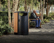 Park-Abfallbehälter / pulverbeschichteter Stahl / Recyclingkunststoff / Holz