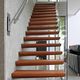 gerade Treppe / Holzstufen / modern / selbsttragend