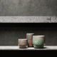 moderne Vase / weiß / schwarz / grün
