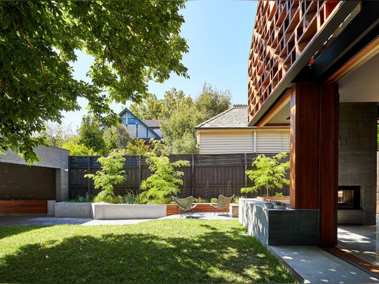 LOKALES HAUS BILDEN VORBEI ARCHITEKTUR IST ENTWORFEN, ABNUTZUNG UND RISS ZU NEHMEN