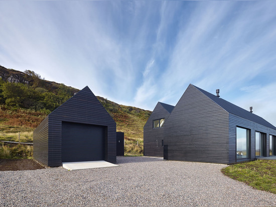 INSEL DER DUALCHAS ARCHITEKTEN-CLADS DES SKYE WOHNSITZES IM DUNKLEN HOLZ