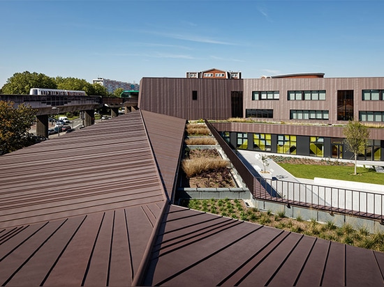 chartier dalix architectes errichtet grün-roofed rosalind Schule und Schlafsaal