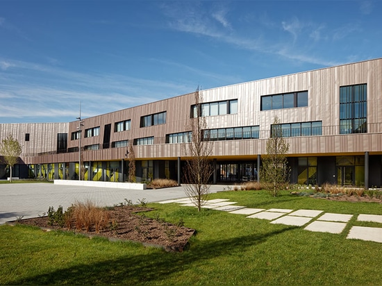 chartier dalix architectes errichtet grün-roofed rosalind Schule und Schlafsaal