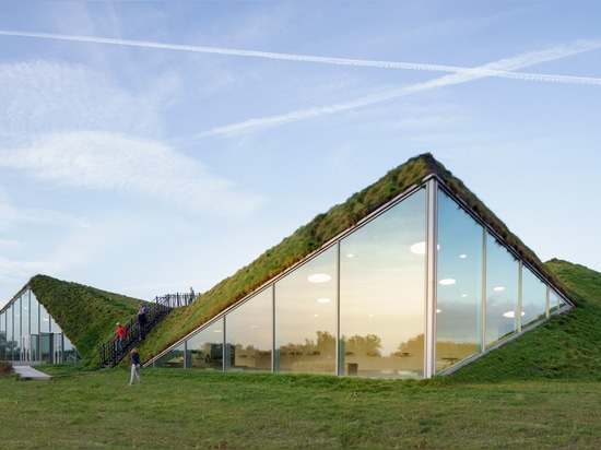 Studio Marco Vermeulen fügt Grasdecke über Dachspitzepyramiden des holländischen Inselmuseums hinzu