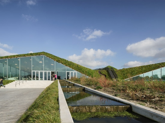 Studio Marco Vermeulen fügt Grasdecke über Dachspitzepyramiden des holländischen Inselmuseums hinzu