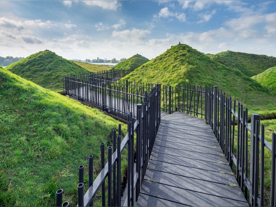 Studio Marco Vermeulen fügt Grasdecke über Dachspitzepyramiden des holländischen Inselmuseums hinzu