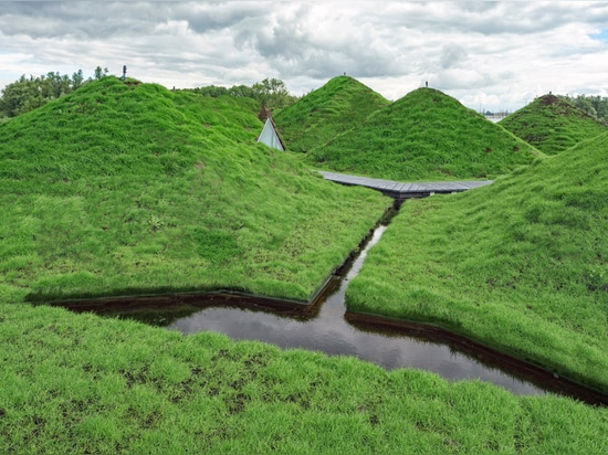 Studio Marco Vermeulen fügt Grasdecke über Dachspitzepyramiden des holländischen Inselmuseums hinzu