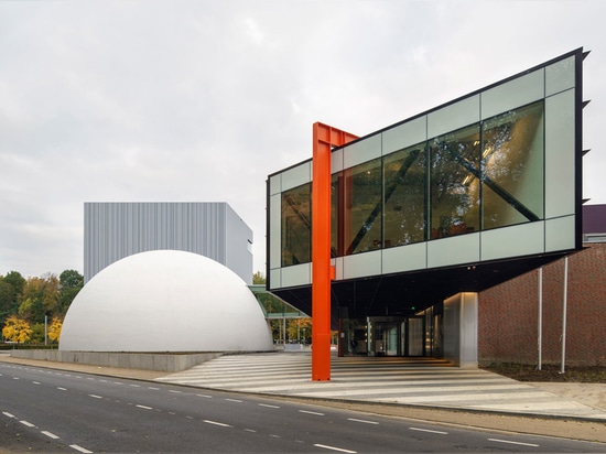 Trio der geometrischen Formen durch neuen holländischen Museumskomplex der SchiebearchitekturUrbanismform