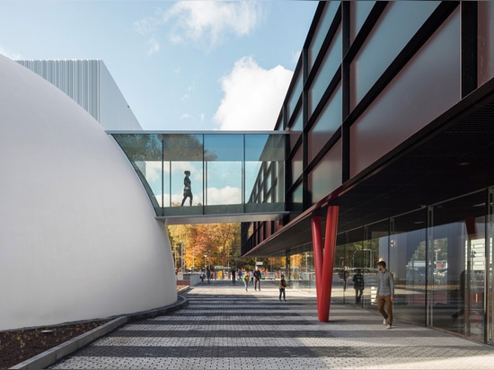 Trio der geometrischen Formen durch neuen holländischen Museumskomplex der SchiebearchitekturUrbanismform