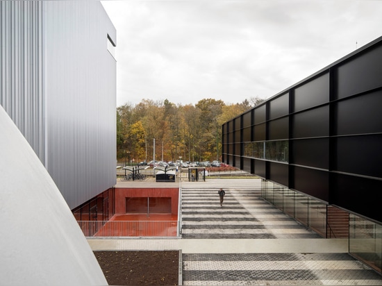 Trio der geometrischen Formen durch neuen holländischen Museumskomplex der SchiebearchitekturUrbanismform