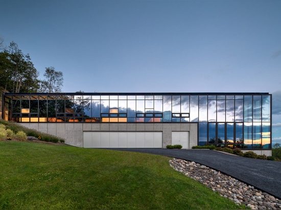 Jay Bargmann nestles Glaskasten Haus in Abhang in landwirtschaftlichem New York