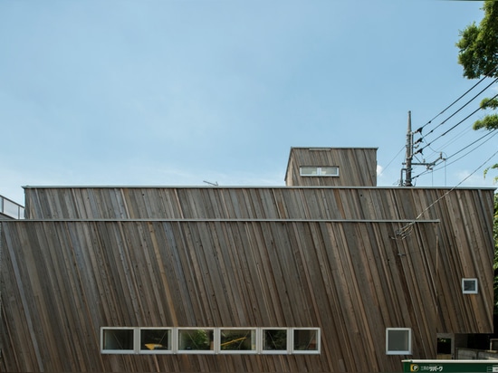 Kyodo Haus kennzeichnet eine bildhauerische hölzerne Fassade und ein Innenschwingen