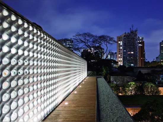 Dieses Haus hat eine bildhauerische Licht-Zerstreuenschirm-Wand